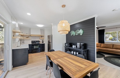 Myrtle Grove Casa | Cozy Mid Century Home 15 min from the beach