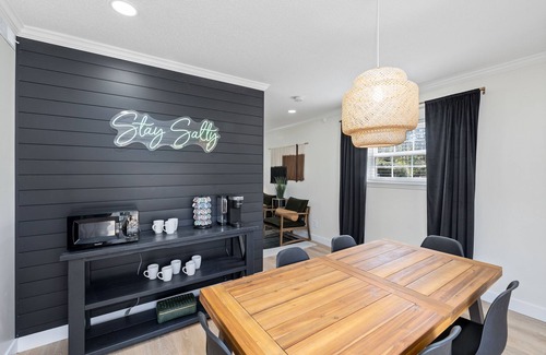 Myrtle Grove Casa | Cozy Mid Century Home 15 min from the beach