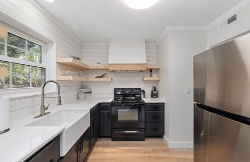 Myrtle Grove Casa | Cozy Mid Century Home 15 min from the beach