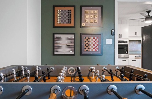 Summerlee Casa | Cozy Mid-Century Home / Hot Tub Game Room Sleeps 14