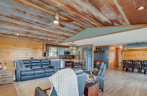Arrow Point Cabina | Cozy Missouri Cabin w/ Furnished Deck & Lake Views!