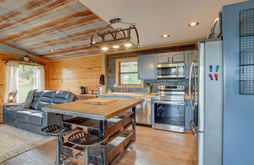 Arrow Point Cabina | Cozy Missouri Cabin w/ Furnished Deck & Lake Views!