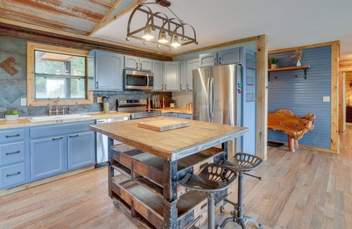 Arrow Point Cabina | Cozy Missouri Cabin w/ Furnished Deck & Lake Views!