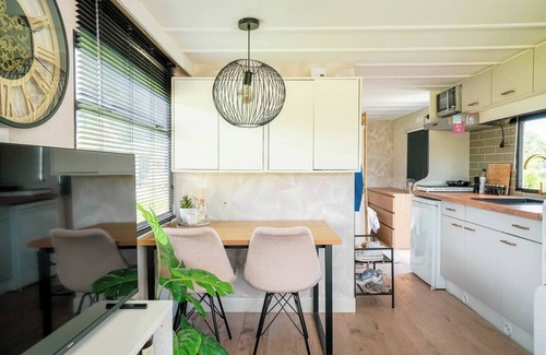 Municipality of Heerhugowaard Chalet De Esquí | Cozy mobile home near the beach & charming towns