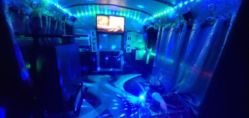 Southeast Arlington Otro | Cozy Mobiles Luxury Living Room and Dine On Wheels