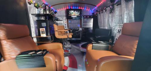 Southeast Arlington Otro | Cozy Mobiles Luxury Living Room and Dine On Wheels