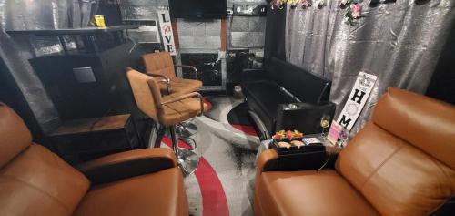 Southeast Arlington Otro | Cozy Mobiles Luxury Living Room and Dine On Wheels