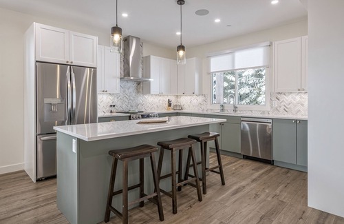 Silver Star Mountain Casa | Cozy modern duplex with hot tub, BBQ, garage, A/C, media room, large gear room