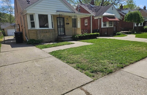Redford Casa | Cozy Modern 2-bedroom house in wonderful Detroit/Redford Area.
