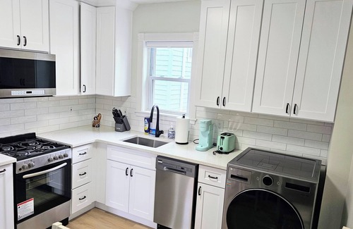 Greenwich Apartamento | Cozy modern 2br retreat in charming Greenwich. Just remodeled!