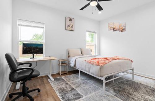 Northside Casa | Cozy Modern 3BR Houston Townhome