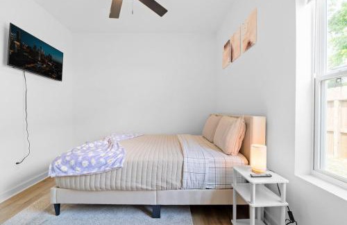 Northside Casa | Cozy Modern 3BR Houston Townhome