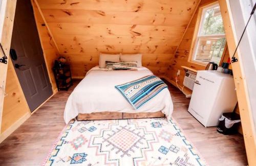 Robbins Chalet De Esquí | Cozy Modern A-Frame with Private Access Trail to Black Creek in Robbins, Tennessee