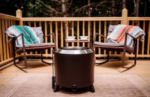 Robbins Chalet De Esquí | Cozy Modern A-Frame with Private Access Trail to Black Creek in Robbins, Tennessee