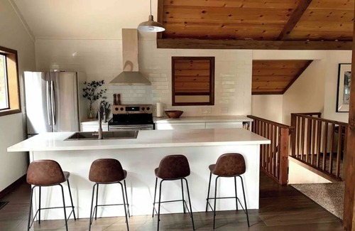 Tahoe City Chalet De Esquí | Cozy & Modern Cabin, Private HOA Beach, Hot Tub. Pet friendly!