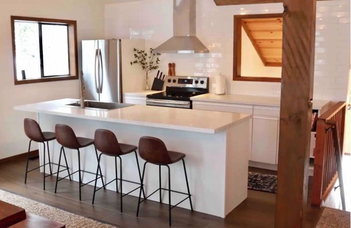 Tahoe City Chalet De Esquí | Cozy & Modern Cabin, Private HOA Beach, Hot Tub. Pet friendly!