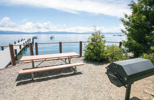 Tahoe City Chalet De Esquí | Cozy & Modern Cabin, Private HOA Beach, Hot Tub. Pet friendly!