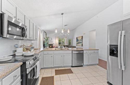 Westside Apartamento | Cozy Modern Family Home - Firepit - Pool Access