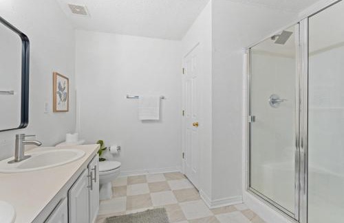 Westside Apartamento | Cozy Modern Family Home - Firepit - Pool Access