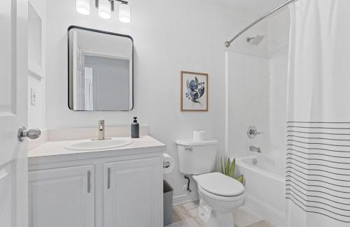 Westside Apartamento | Cozy Modern Family Home - Firepit - Pool Access