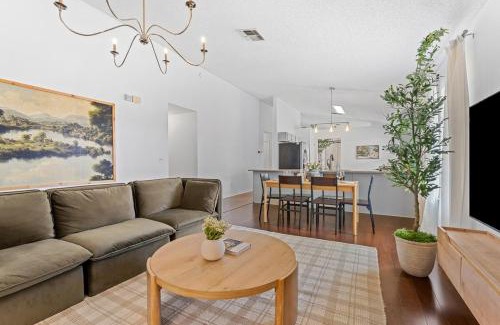 Westside Apartamento | Cozy Modern Family Home - Firepit - Pool Access