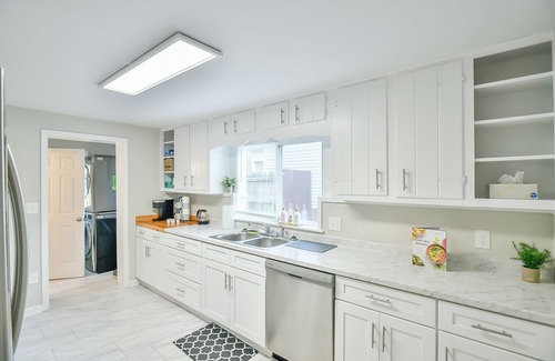 Greensboro Casa | Cozy & Modern - Fire Pit Grill - Pet friendly