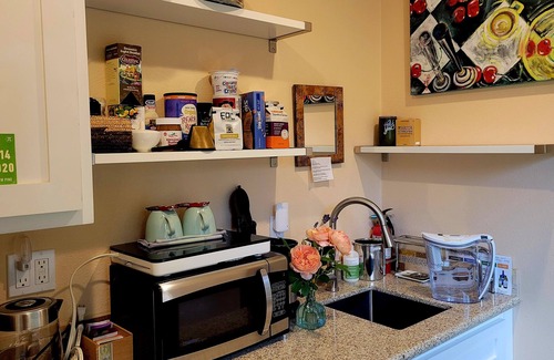 Mount Scott-Arleta Apartamento | Cozy modern garden studio with WiFi and AC in SE Woodstock Portland
