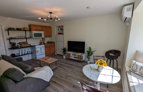 West Hills Casa | Cozy / Modern Guest Suite + Private Backyard in LA