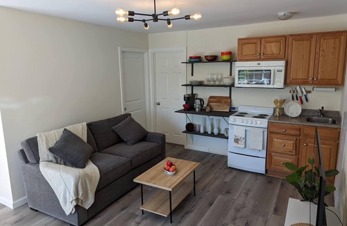 West Hills Casa | Cozy / Modern Guest Suite + Private Backyard in LA