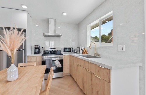 Huntington Beach Casa | Cozy Modern house in fantastic Fountain Valley near Disneyland