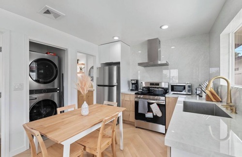 Huntington Beach Casa | Cozy Modern house in fantastic Fountain Valley near Disneyland
