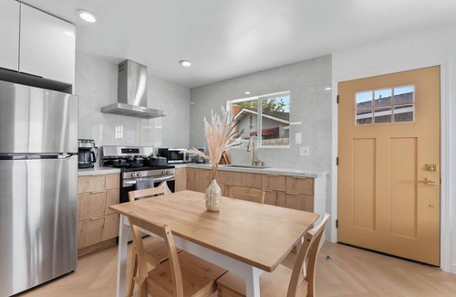 Huntington Beach Casa | Cozy Modern house in fantastic Fountain Valley near Disneyland