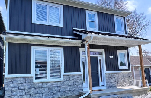 Sarnia Casa | Cozy Modern Retreat Home 30sec Walk to the Beach w/ Hot Tub