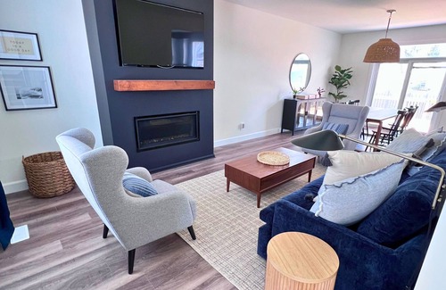 Sarnia Casa | Cozy Modern Retreat Home 30sec Walk to the Beach w/ Hot Tub