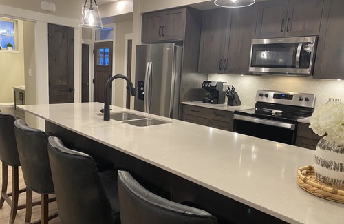 Sun Peaks Casa | Cozy Modern True Ski-in/Ski-out, Hot Tub, Townhouse