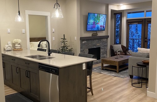 Sun Peaks Casa | Cozy Modern True Ski-in/Ski-out, Hot Tub, Townhouse