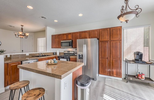 North Las Vegas Casa | Cozy, Modern Vegas 5-bed Retreat!