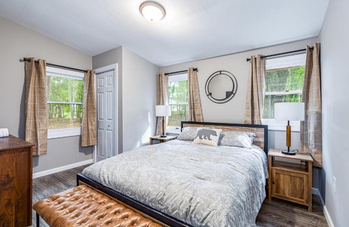 Berkeley Springs Casa | Cozy & Modern w Hot Tub, Fire Pit, Grill & Pond