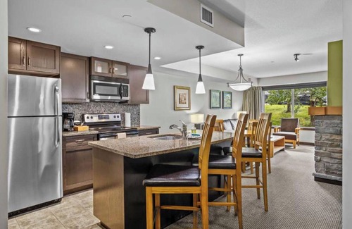 Dead Man's Flats Apartamento | Cozy Mountain Hideaway, King Bed, hot tub, free parking, Wi-Fi, up to 4 people!