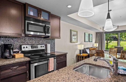 Dead Man's Flats Apartamento | Cozy Mountain Hideaway, King Bed, hot tub, free parking, Wi-Fi, up to 4 people!