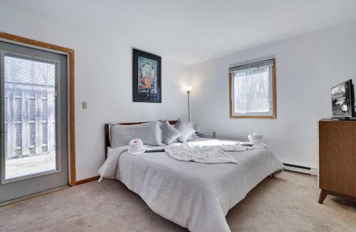 East Stroudsburg Casa | Cozy Mountain Cabin- Near Lake & Pet-friendly