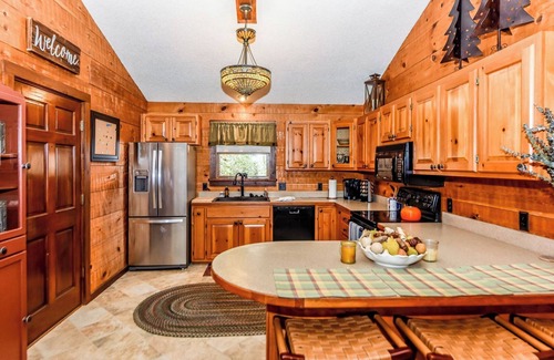Townsend Cabina | Cozy Mountain Cabin! Features wood burning fireplace and semi-secluded .