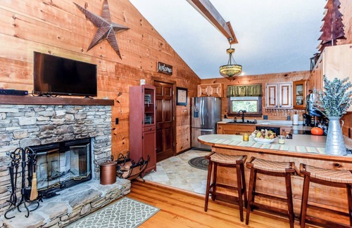 Townsend Cabina | Cozy Mountain Cabin! Features wood burning fireplace and semi-secluded .