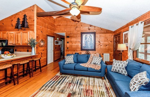 Townsend Cabina | Cozy Mountain Cabin! Features wood burning fireplace and semi-secluded .