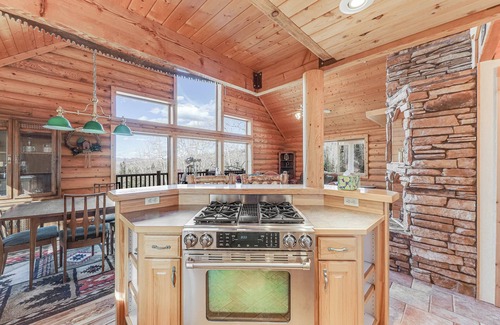 Brian Head Cabina | Cozy Mountain Cabin with Loft, Views and Game Room – 3 Min to Lifts!