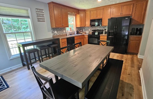 Kabletown Cabaña | Cozy Mountain Cottage - Perfect for Friends, Family