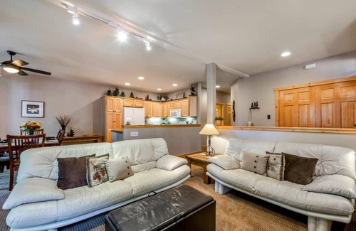 Truckee Condominio | Cozy mountain retreat in the heart of Tahoe Donner!