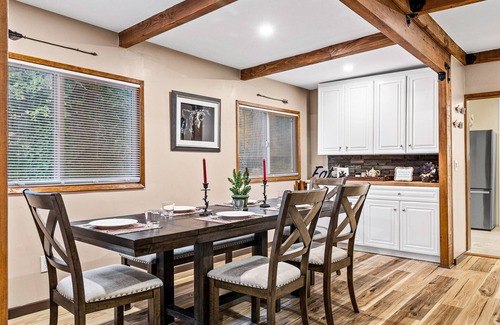Crestline Cabina | Cozy Mountain Retreat with 3 decks, huge living room, walking distance of shops