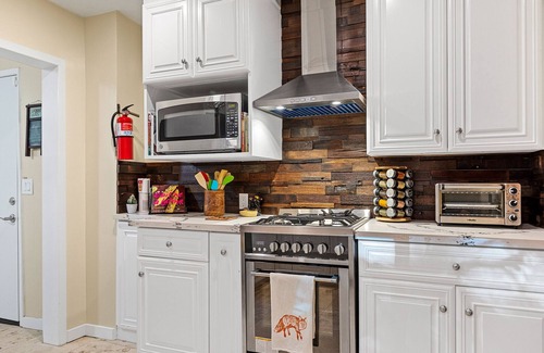 Crestline Cabina | Cozy Mountain Retreat with 3 decks, huge living room, walking distance of shops