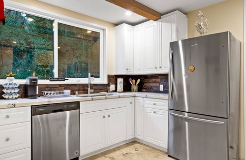 Crestline Cabina | Cozy Mountain Retreat with 3 decks, huge living room, walking distance of shops